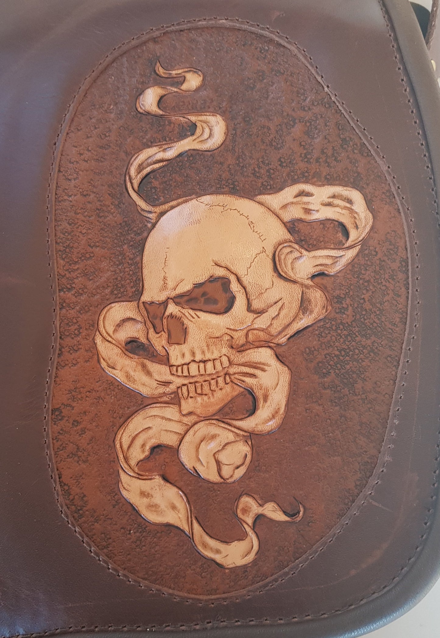Ledertasche mit Totenkopf- Emblem