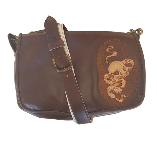 Ledertasche mit Totenkopf- Emblem